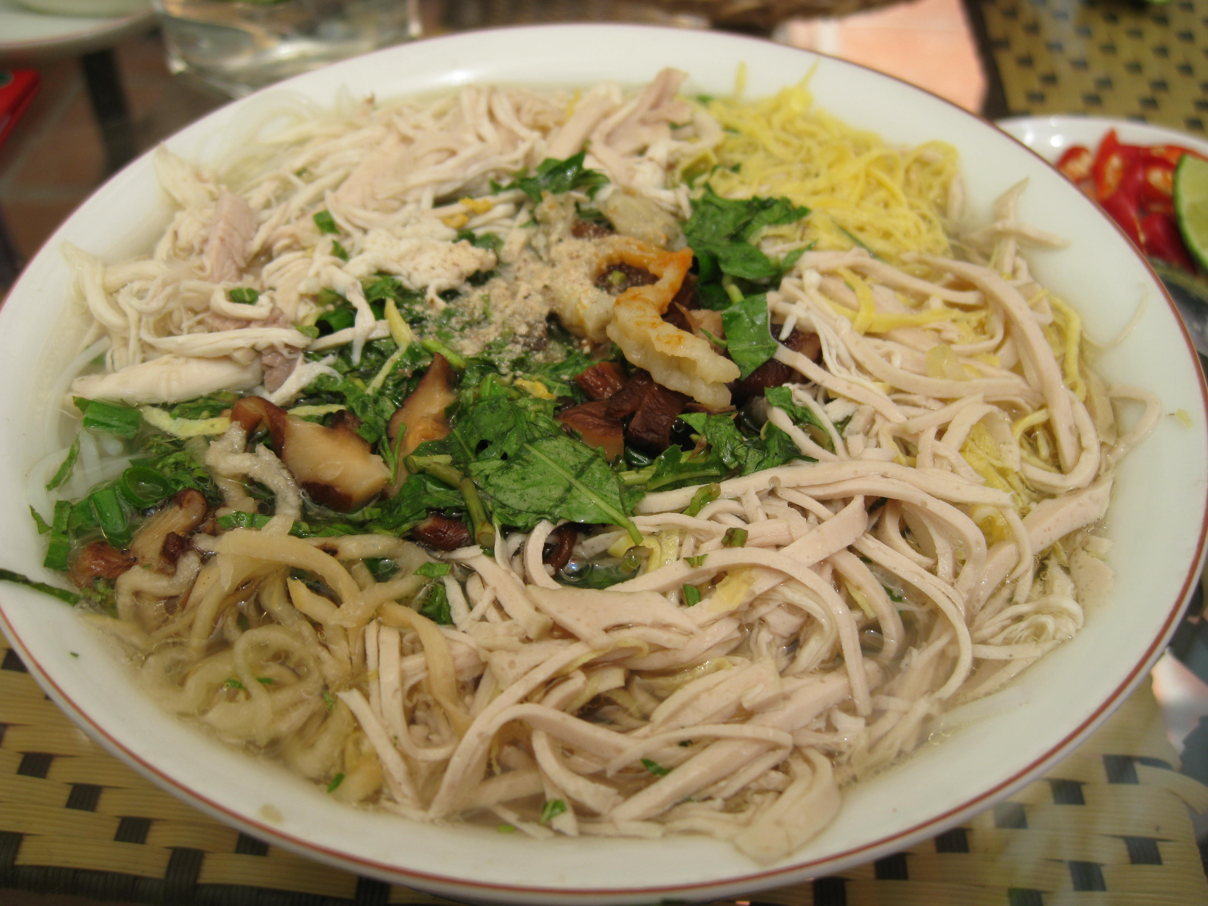 Thưởng thức món Bún ở Hà Nội