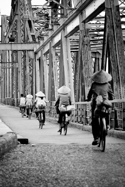 quangninh24h cau-long-bien-cay-cau-vuot-qua-su-ngan-cach-hoai-nghi-va-che-gieu-news